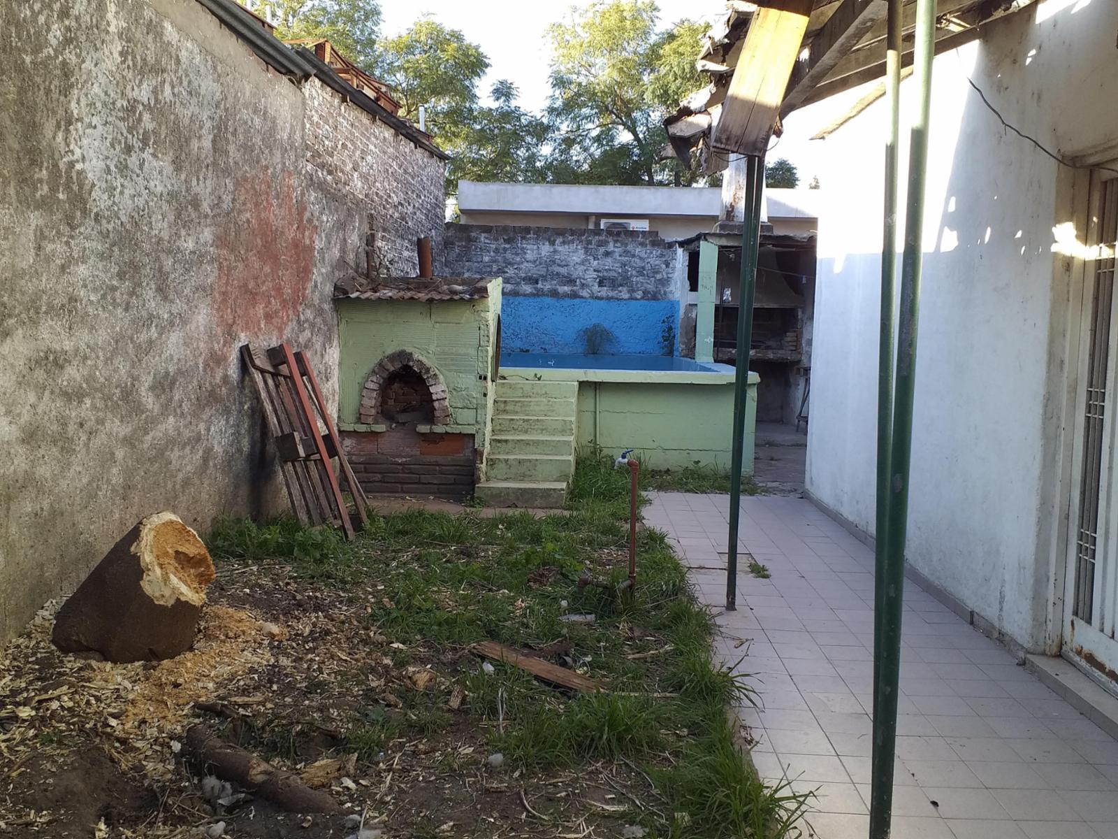 Venta de 2 departamentos, cochera y local todo a refaccionar — foto 3