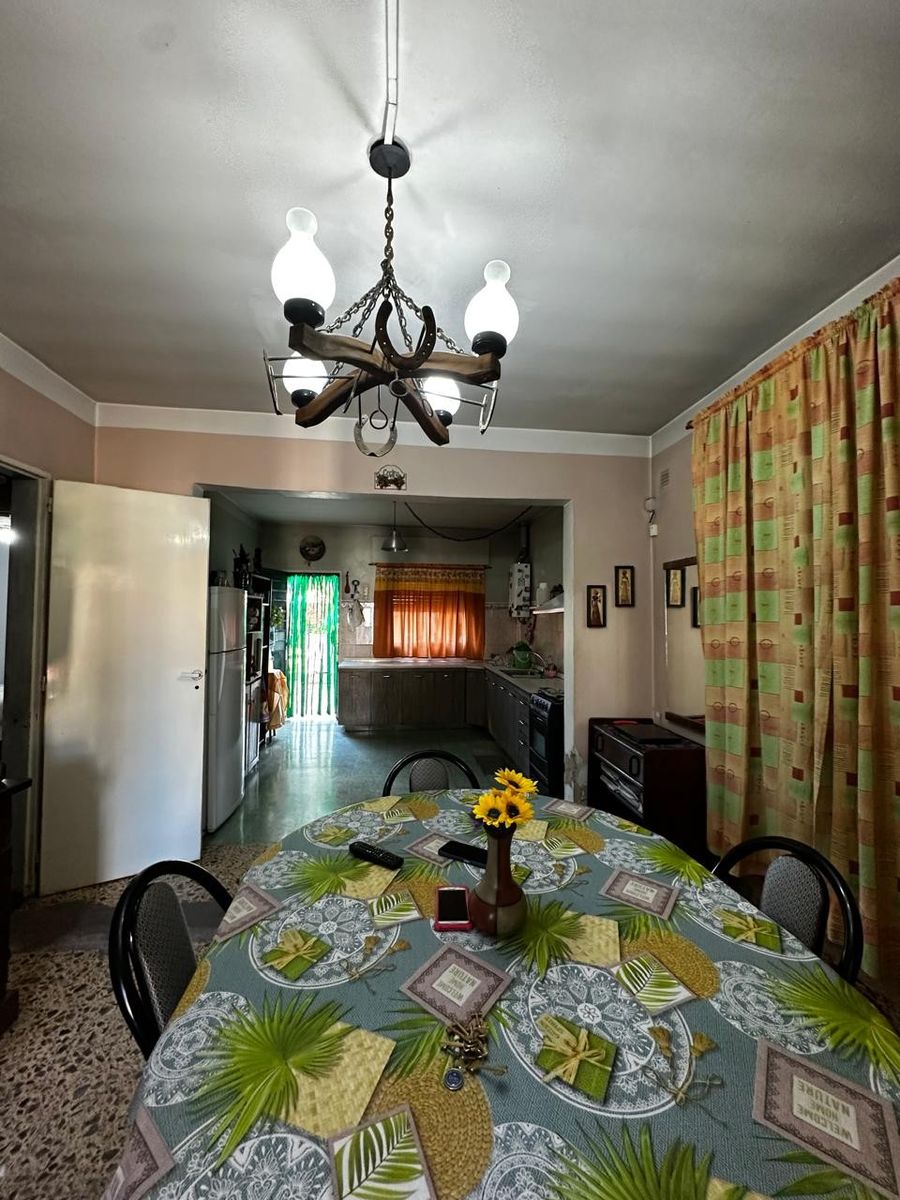 Casa De 4 Ambientes con amplio patio al fondo a mts. de Av. Cristiania