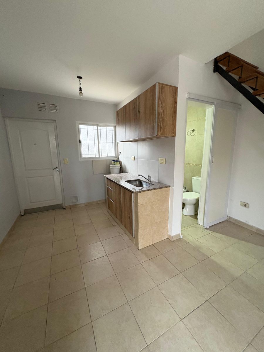 Duplex 3 ambientes con patio - 9