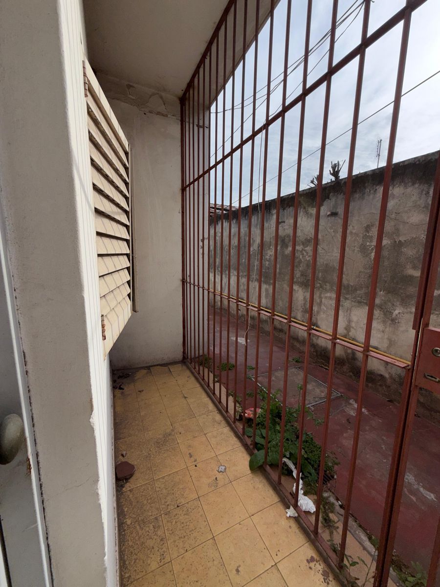 PH al frente con jardín a refaccionar en Isidro Casanova — foto 2