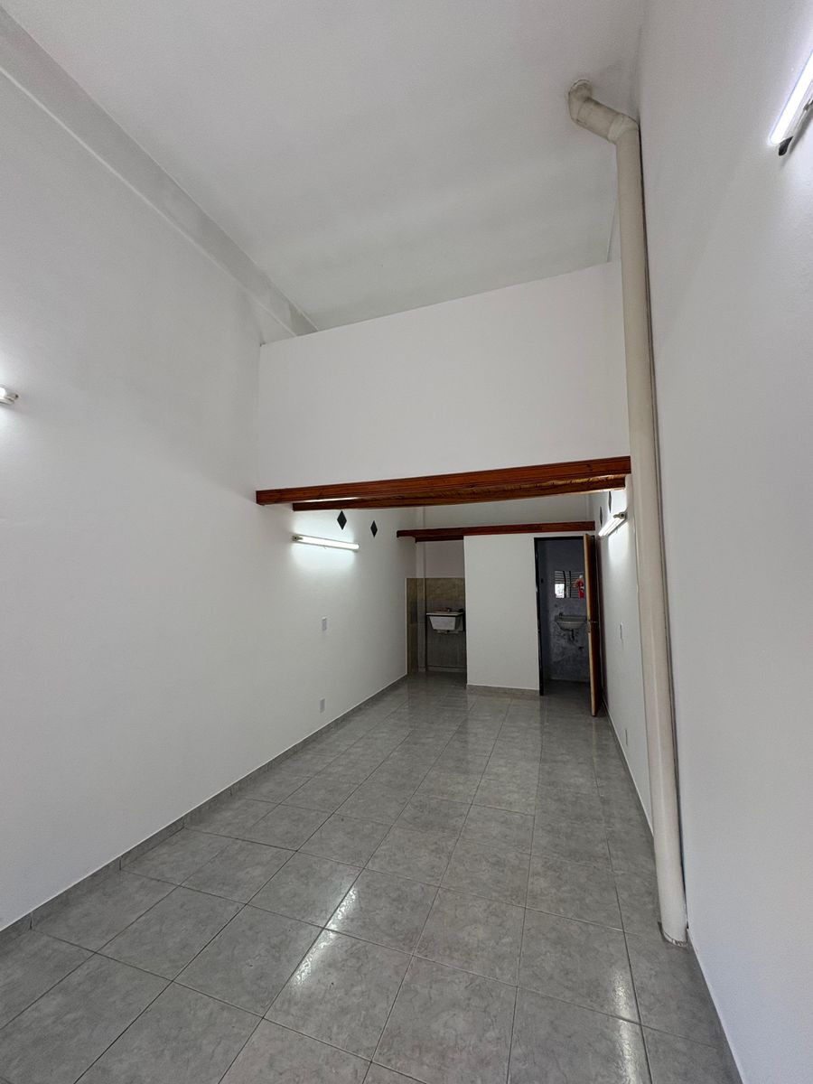 Local comercial sobre Polledo a 2 cuadras de Av. Cristiania - 5