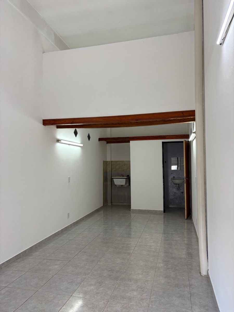 Local comercial sobre Polledo a 2 cuadras de Av. Cristiania - 6