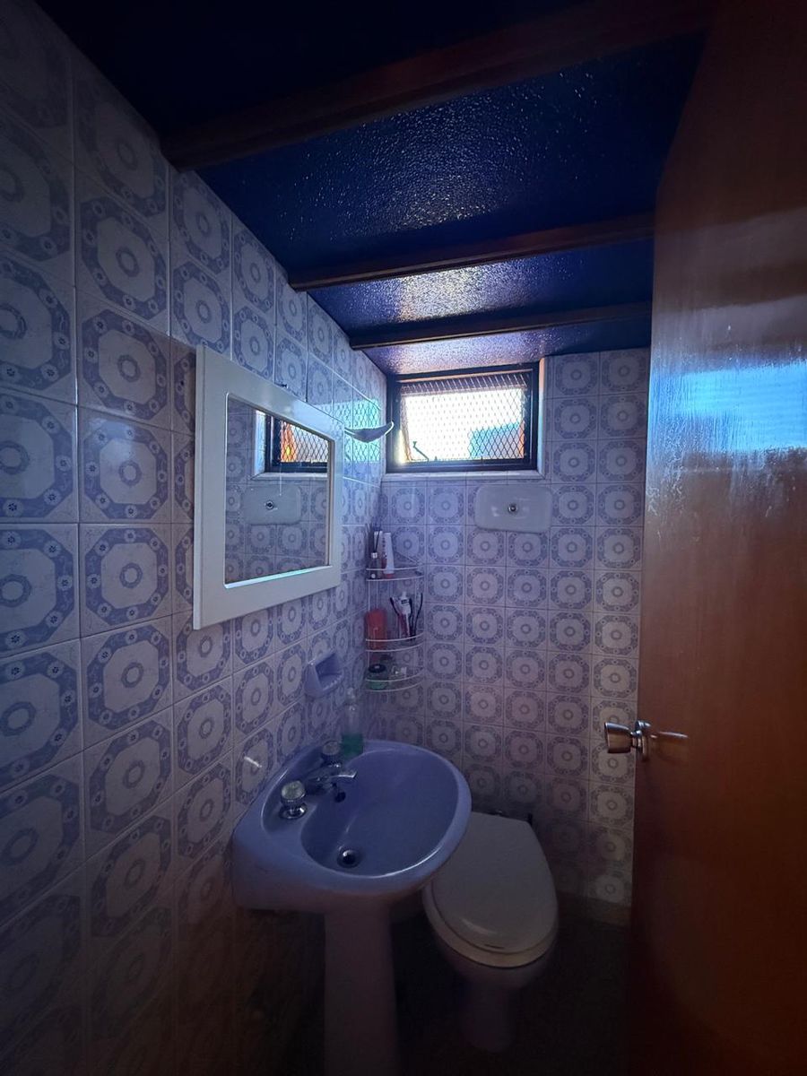 Casa 5 ambientes con local y cochera - 2