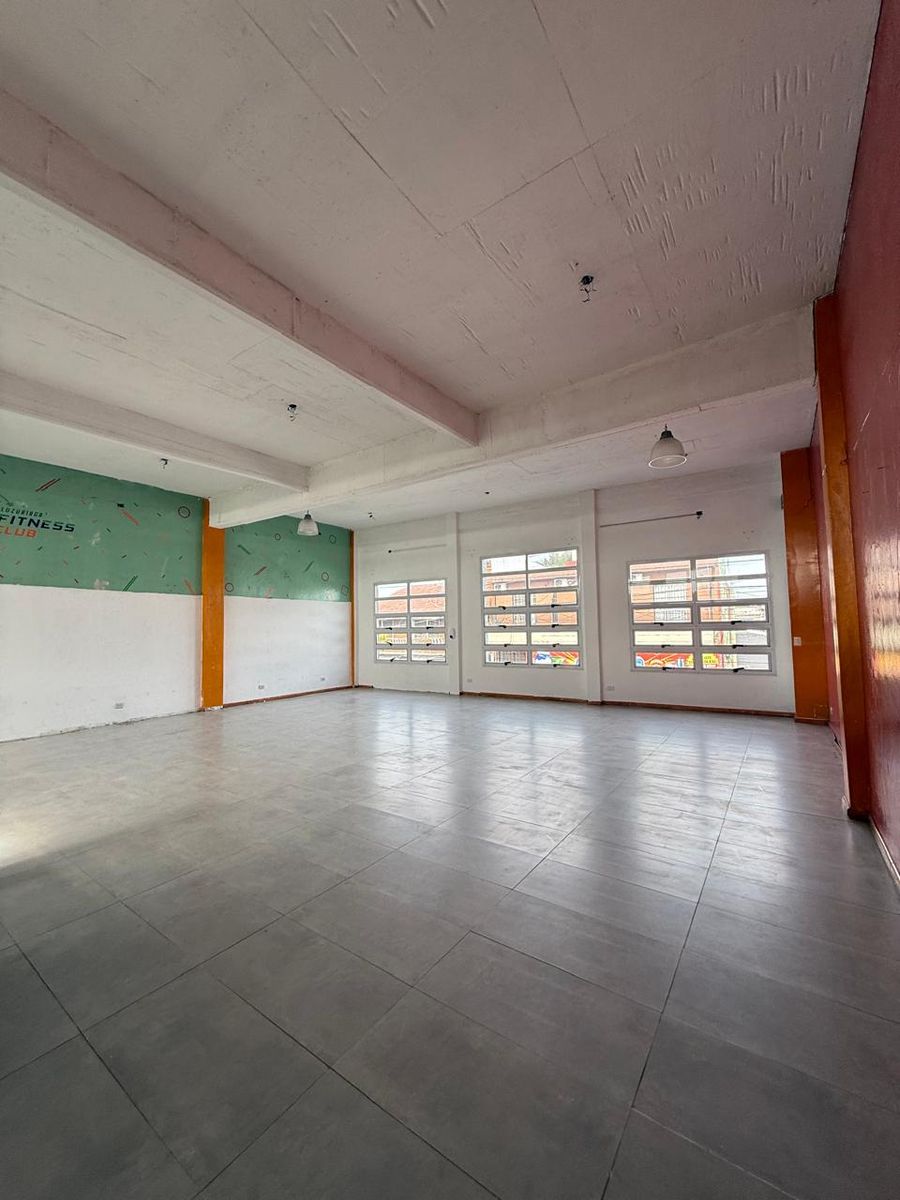 Salón Comercial en Planta Alta en Av. Cristiania - 1
