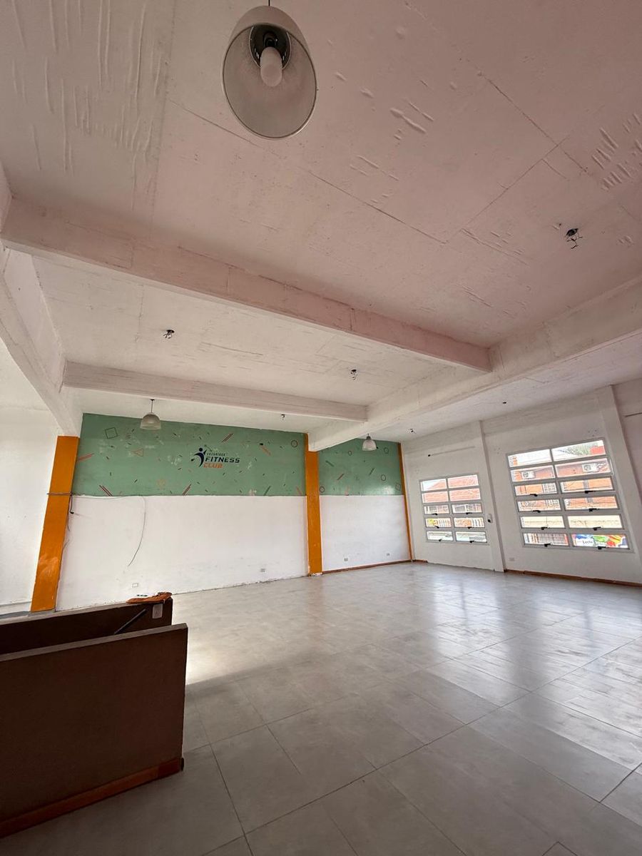 Salón Comercial en Planta Alta en Av. Cristiania - 2