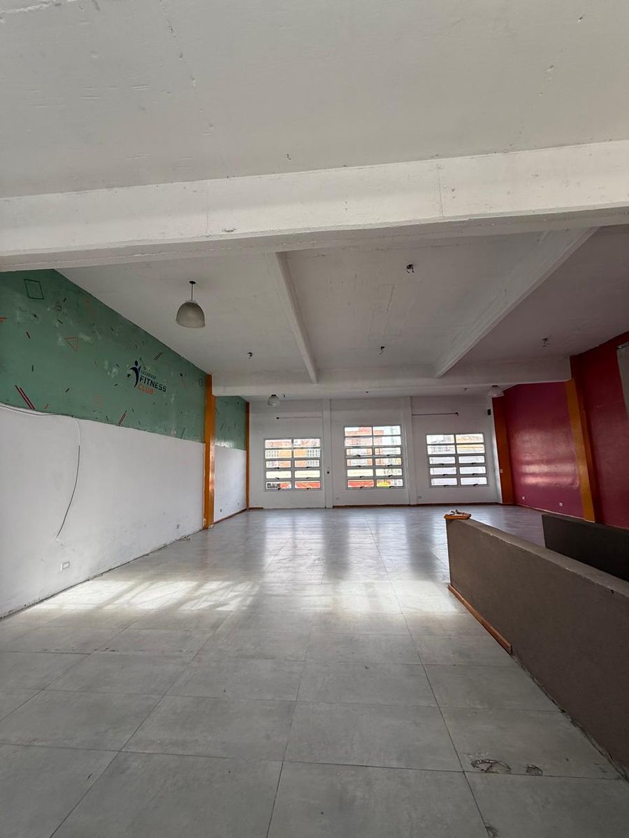Salón Comercial en Planta Alta en Av. Cristiania - 4
