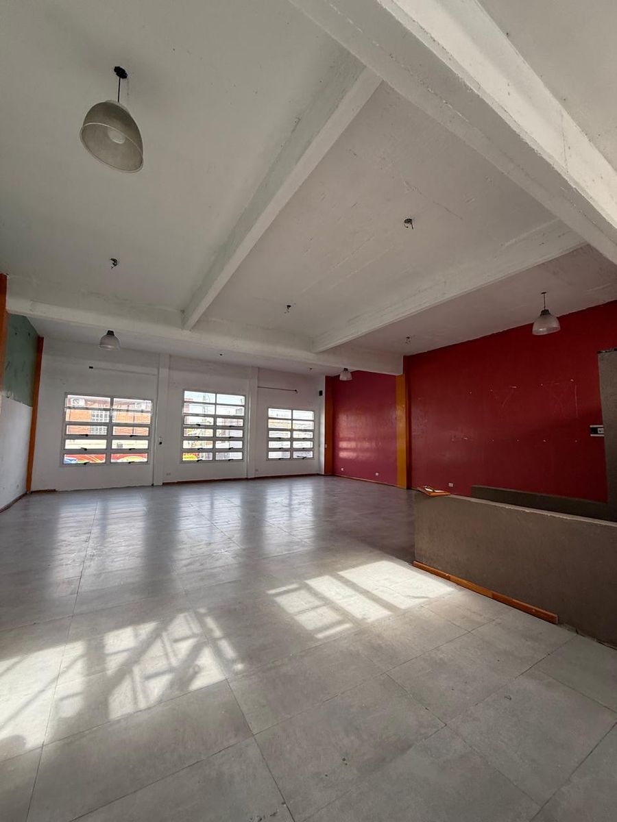 Salón Comercial en Planta Alta en Av. Cristiania - 5