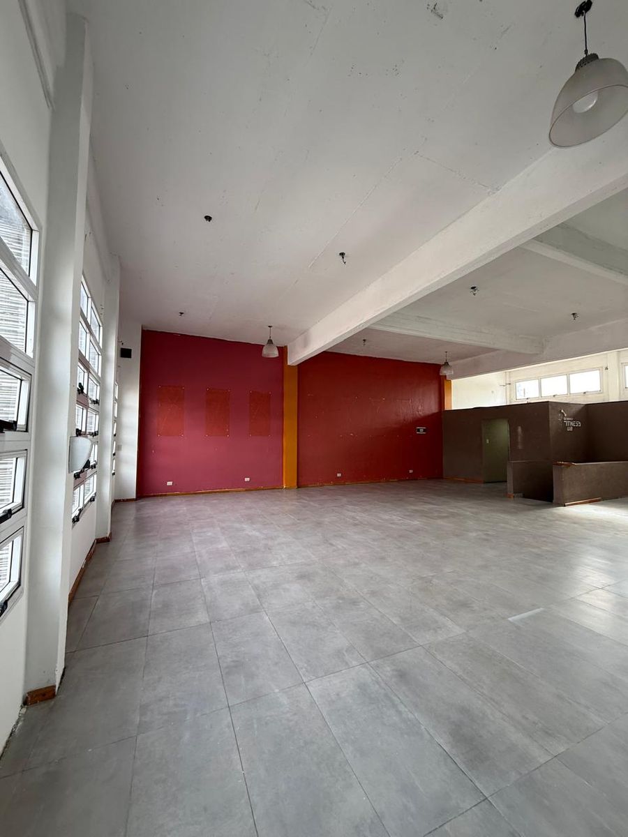 Salón Comercial en Planta Alta en Av. Cristiania - 8
