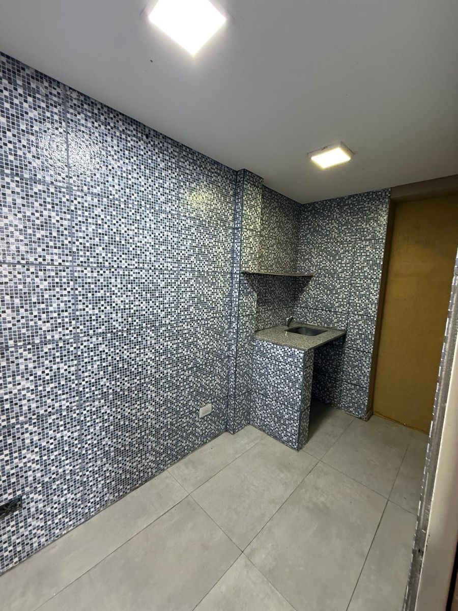 Salón Comercial en Planta Alta en Av. Cristiania - 10