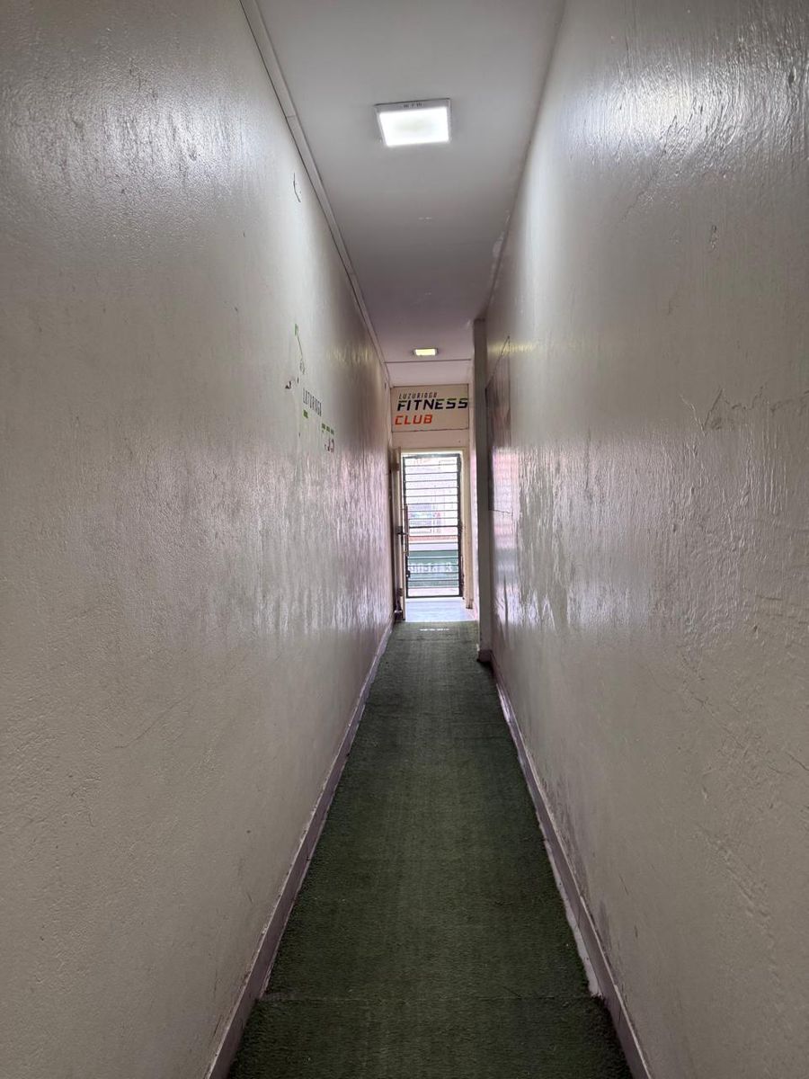 Salón Comercial en Planta Alta en Av. Cristiania - 12