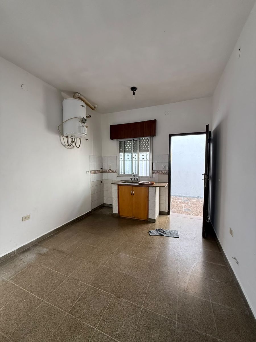 Departamento 3 ambientes con cochera a mts. de Av. Cristiania — foto 3