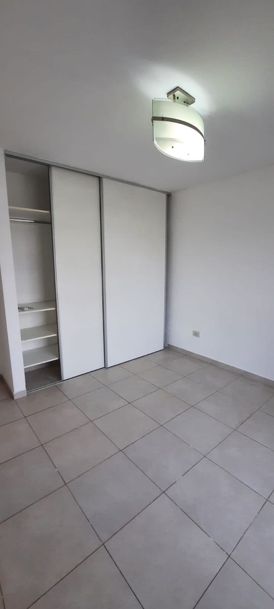 Departamento 2 ambientes en 2 ° Piso por Escalera — foto 2