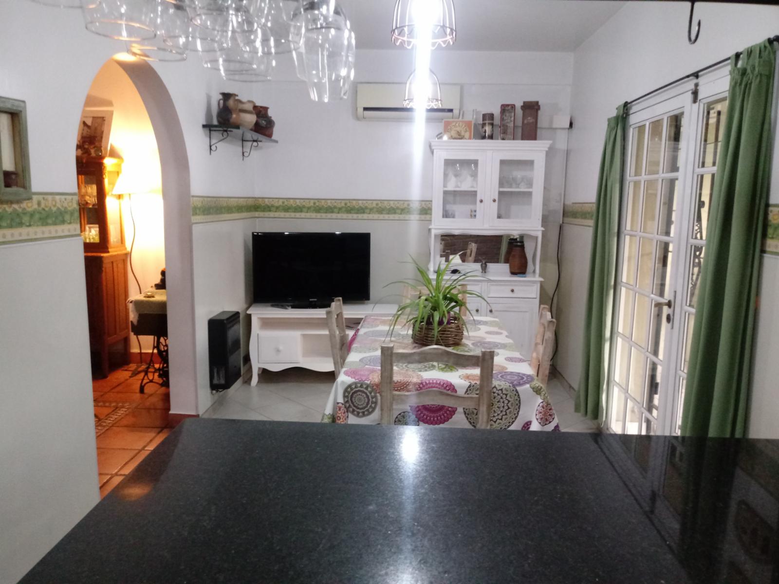 EXCELENTE CHALET DE 4 AMBIENTES EN VILLA LUZURIAGA CON PILETA GARAJE 3 AUTOS — foto 3
