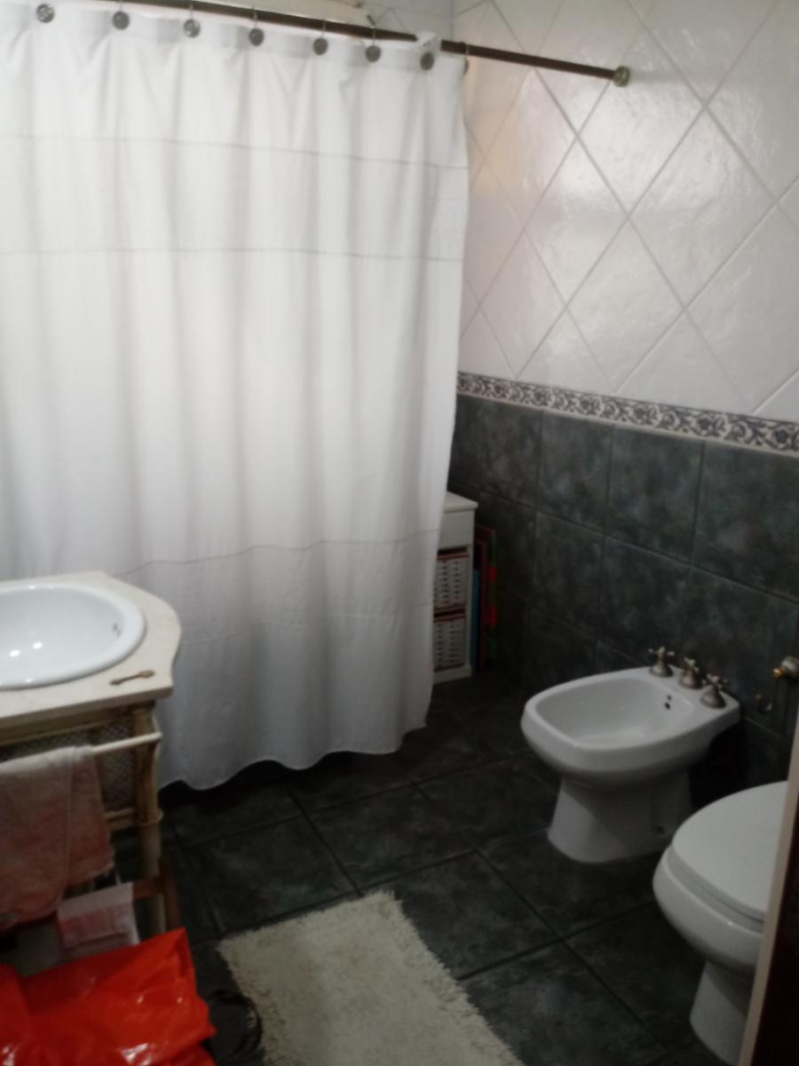 EXCELENTE CHALET DE 4 AMBIENTES EN VILLA LUZURIAGA CON PILETA GARAJE 3 AUTOS — foto 8