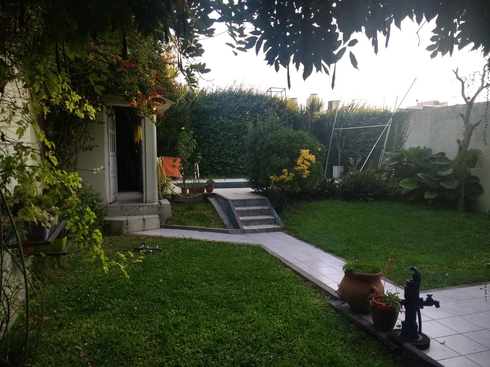 EXCELENTE CHALET DE 4 AMBIENTES EN VILLA LUZURIAGA CON PILETA GARAJE 3 AUTOS — foto 10
