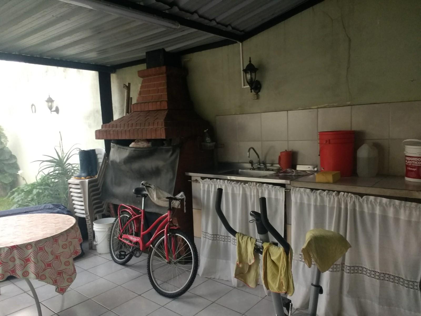 EXCELENTE CHALET DE 4 AMBIENTES EN VILLA LUZURIAGA CON PILETA GARAJE 3 AUTOS — foto 12