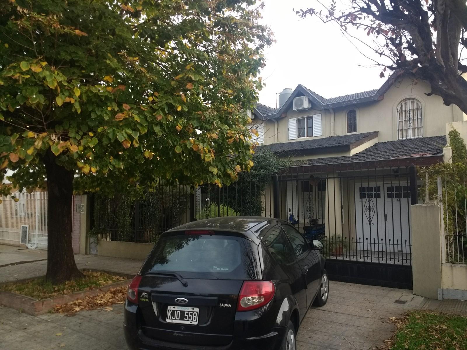 EXCELENTE CHALET DE 4 AMBIENTES EN VILLA LUZURIAGA CON PILETA GARAJE 3 AUTOS — foto 15