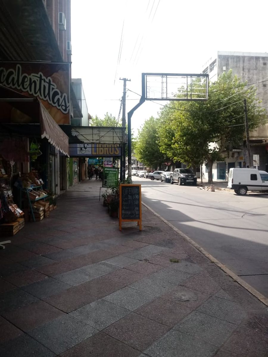 Local comercial en centro de San justo 3.30 x 10 mts con entre piso de 3.30 x 4 mts Baño - 2