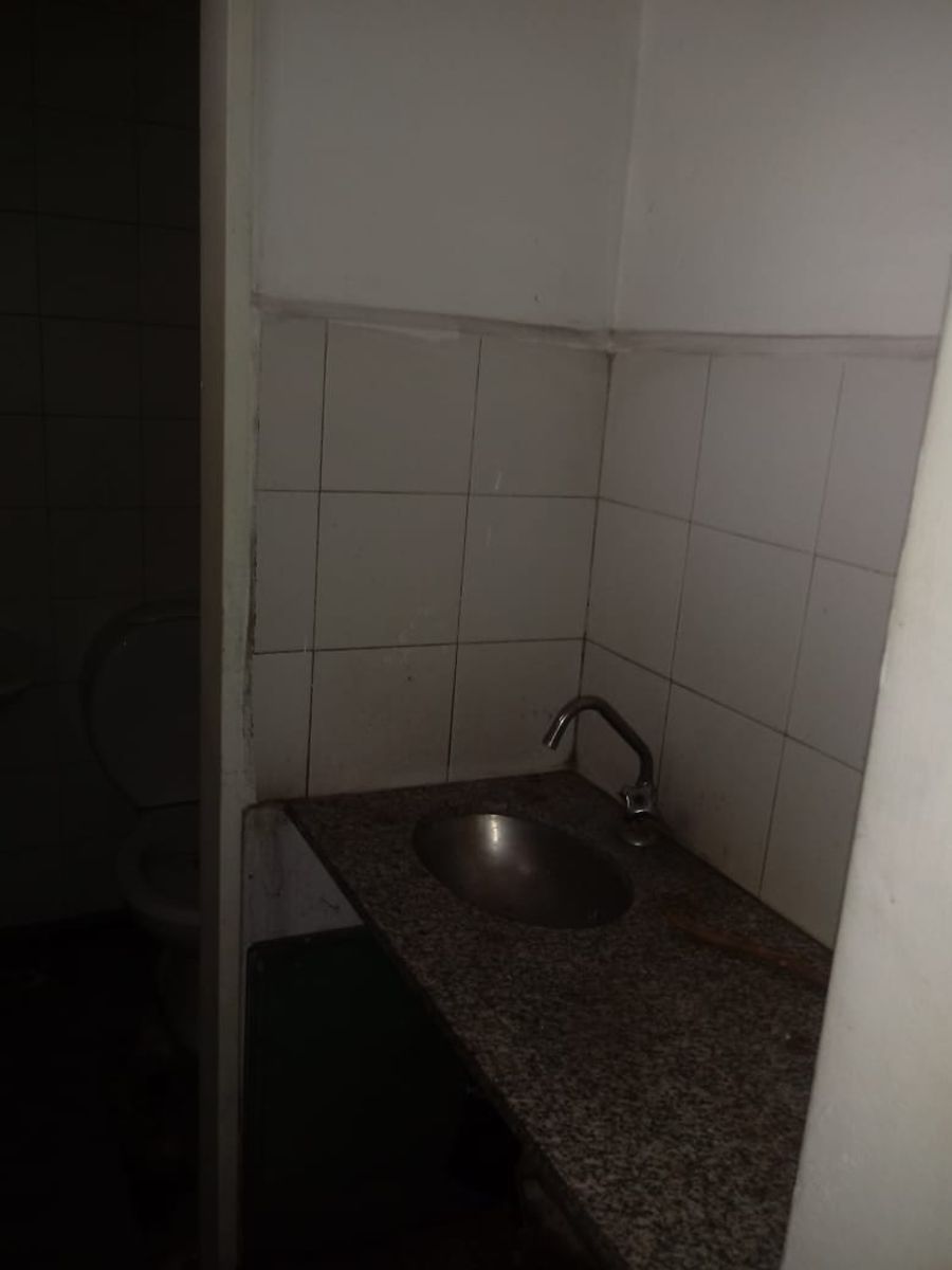 Local comercial en centro de San justo 3.30 x 10 mts con entre piso de 3.30 x 4 mts Baño - 10