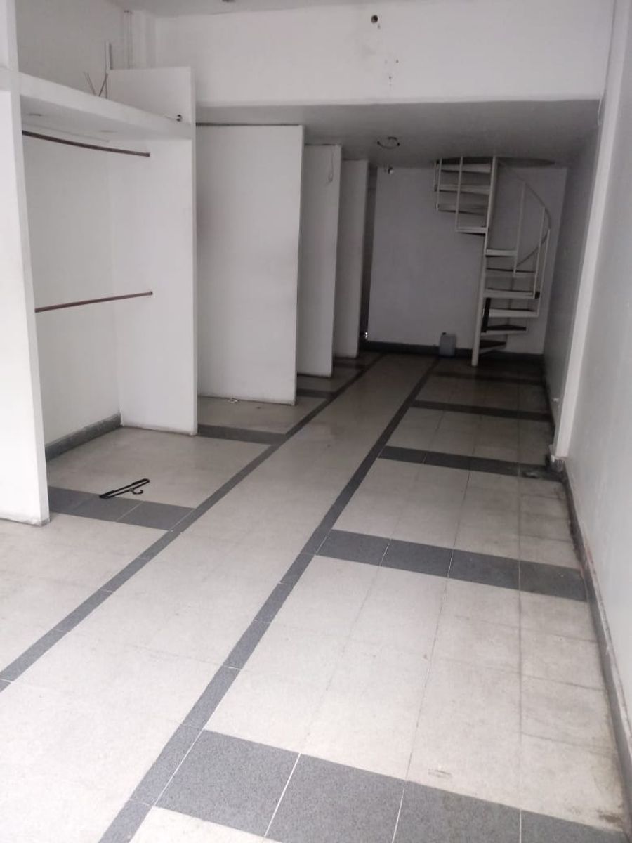 Local comercial en centro de San justo 3.30 x 10 mts con entre piso de 3.30 x 4 mts Baño - 11