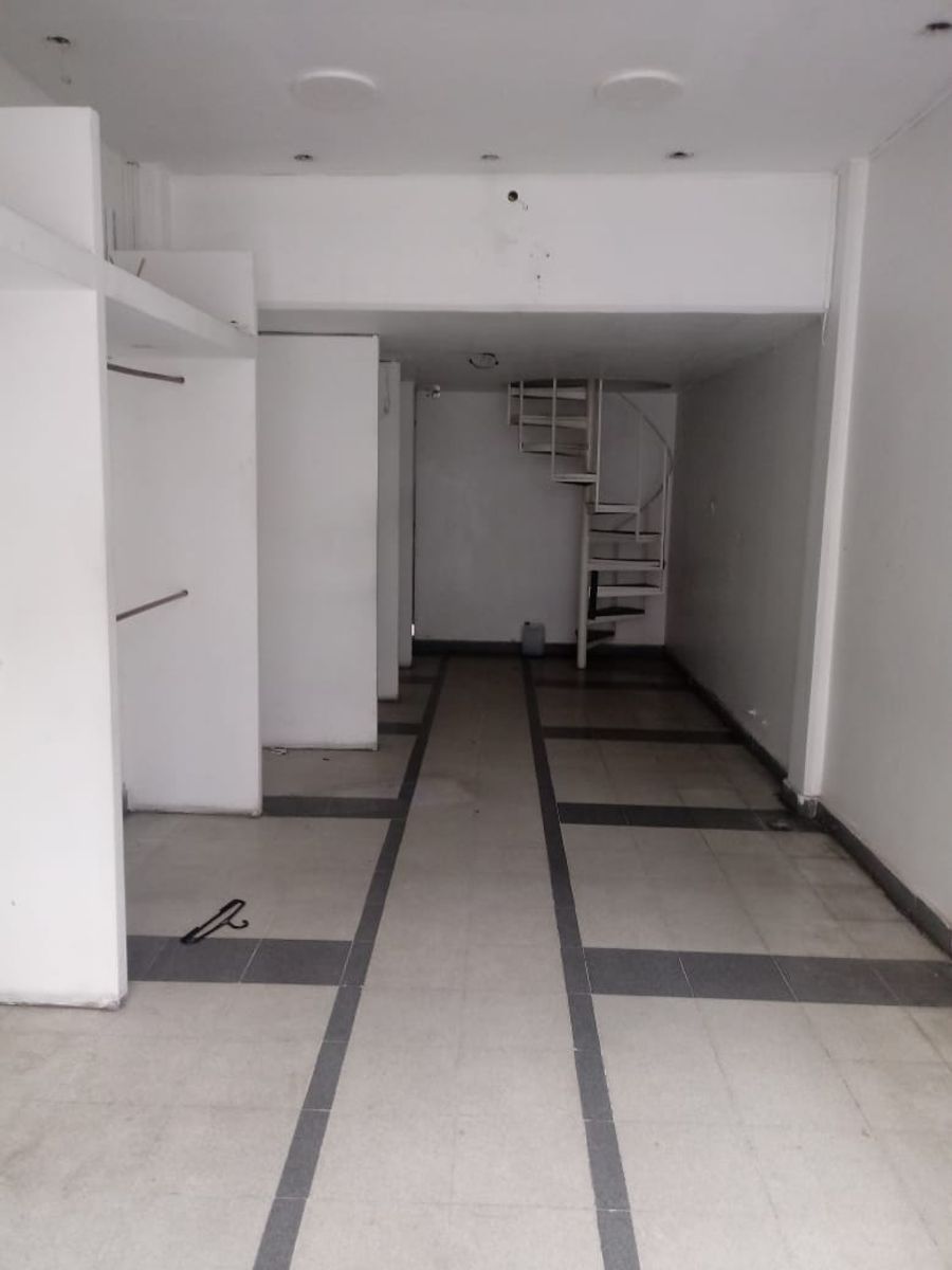 Local comercial en centro de San justo 3.30 x 10 mts con entre piso de 3.30 x 4 mts Baño - 12