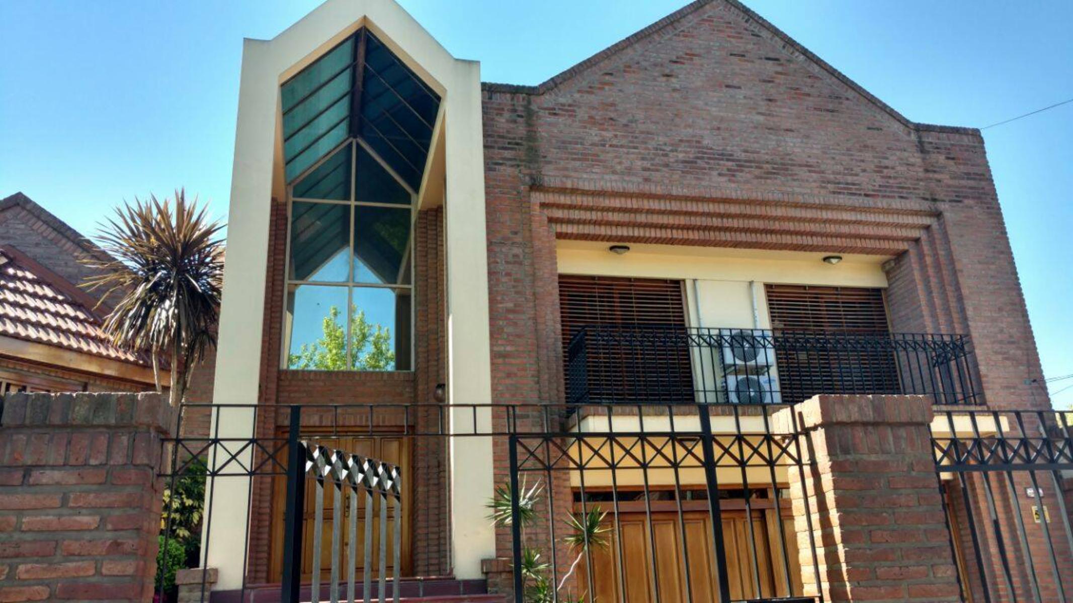 CASA 7 AMB. S/ REPUBLICA Y FALUCHO EXCTE. ESTADO