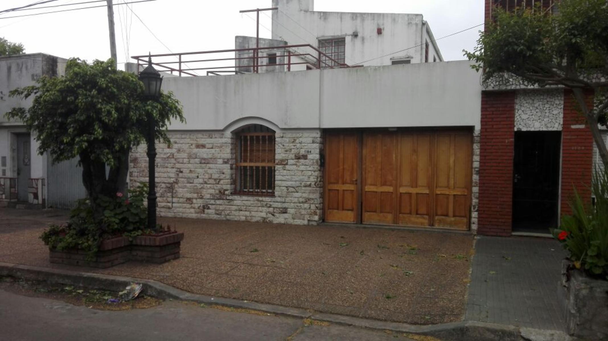 EXCELENTE CASA MAS TALLER INDUSTRIAL EN SARMIENTO Y URIBURU TOTAL 400 M2 — foto 13
