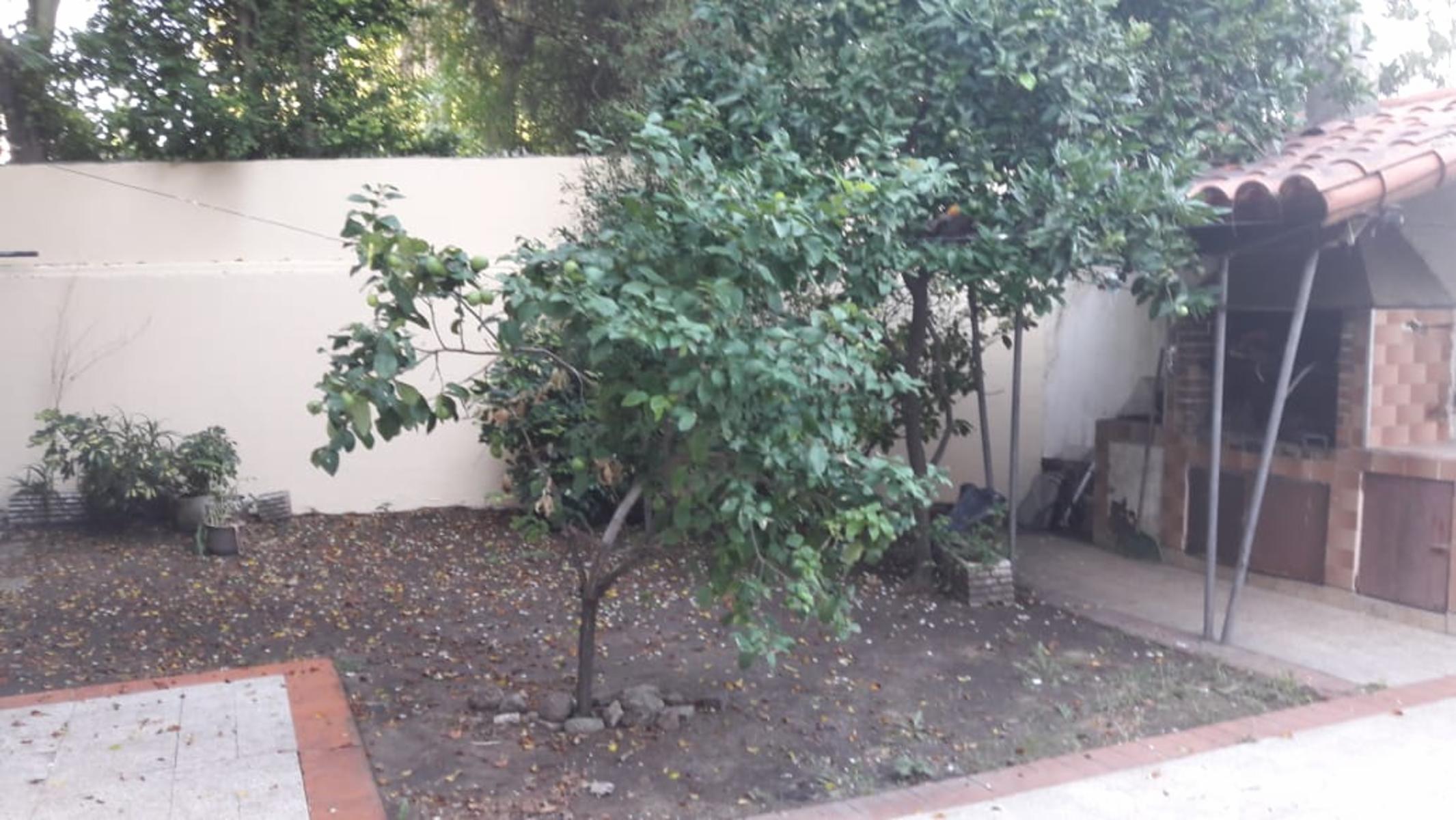 CHALET 4 AMB C/COCHERA Y PATIO VILLA SARMIENTO ZONA WARD — foto 3