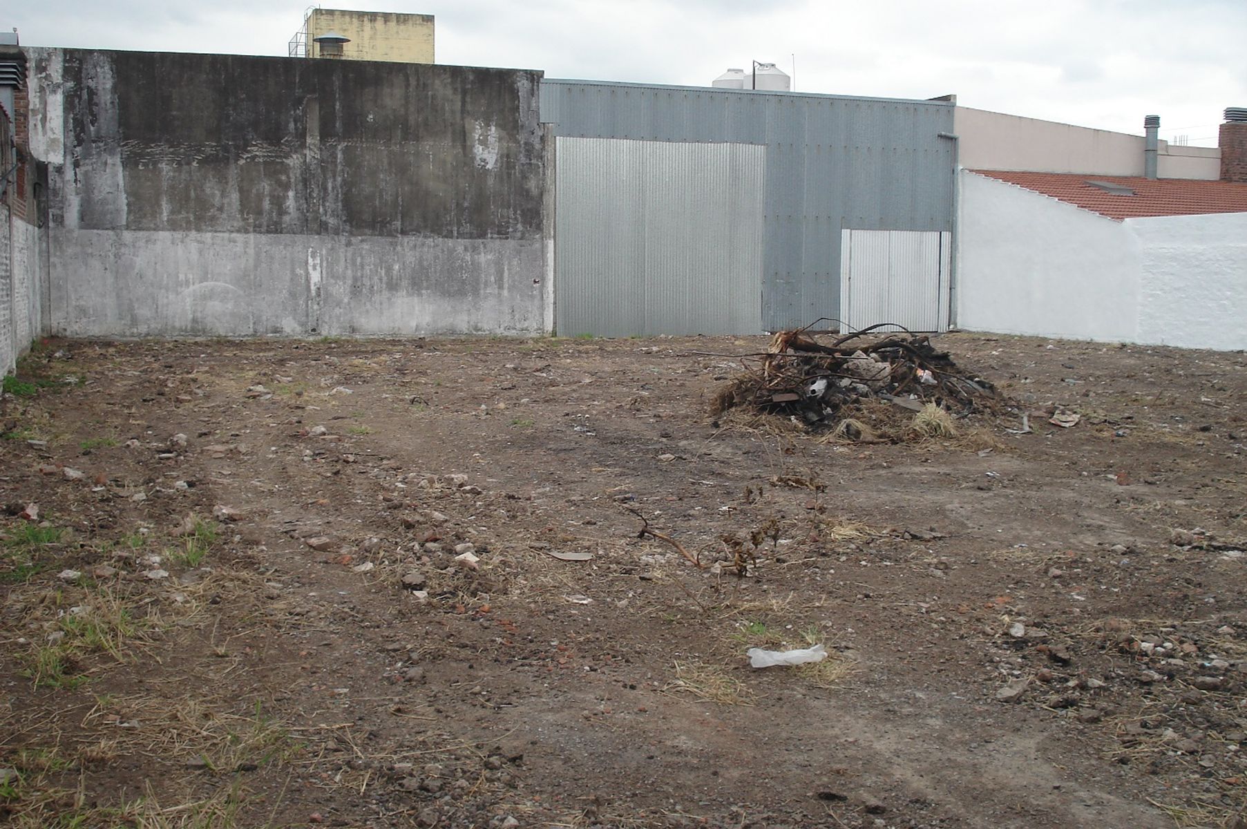 LOTE 700 m2 con deposito - 2