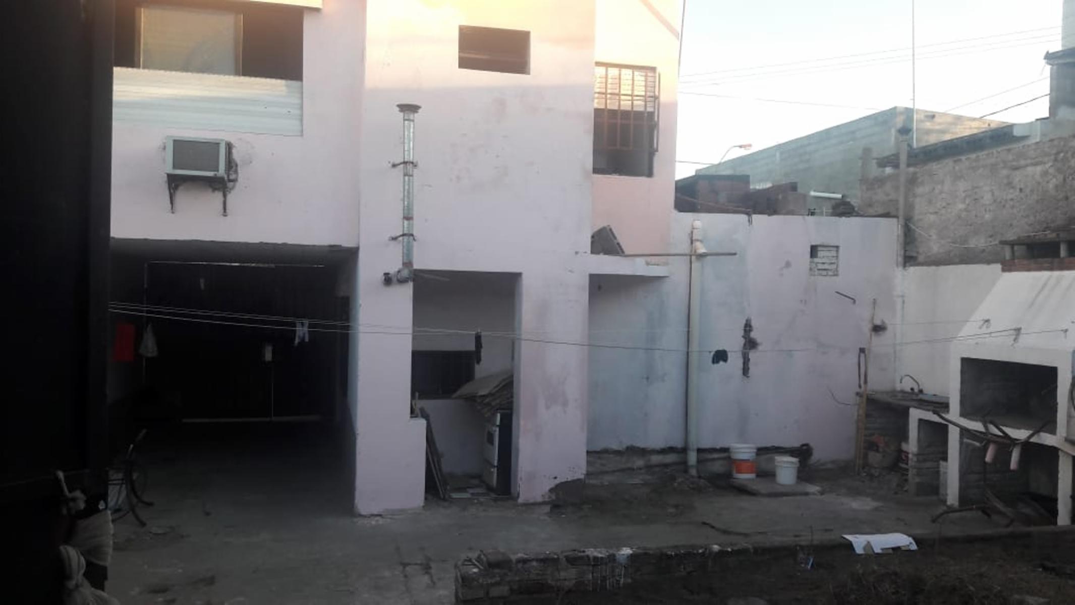 Casa+galpon+local ,ideal supermercado ,Polirubro a mts Elpidio Gonzalez ,sobre calle Fuencarral (Bella Vista), casi Regalado, ideal inversor — foto 3