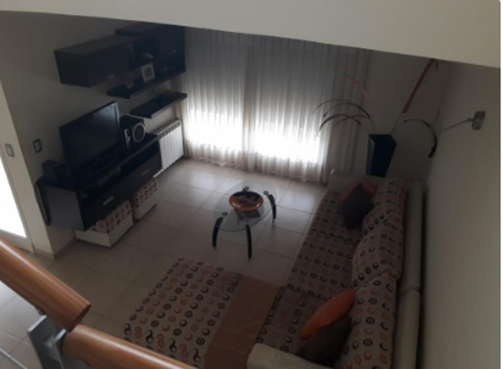 Moderno, comodo y elegante Inmueble en B° Nuevo Poeta Lugones-Dos plantas-3 Dormitorios-Pileta -Galeria con asador u$$230000 — foto 2