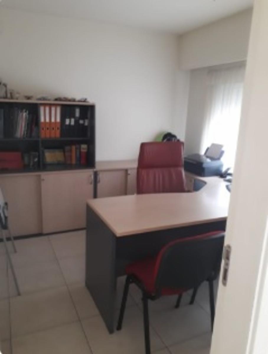 Moderno, comodo y elegante Inmueble en B° Nuevo Poeta Lugones-Dos plantas-3 Dormitorios-Pileta -Galeria con asador u$$230000 — foto 4