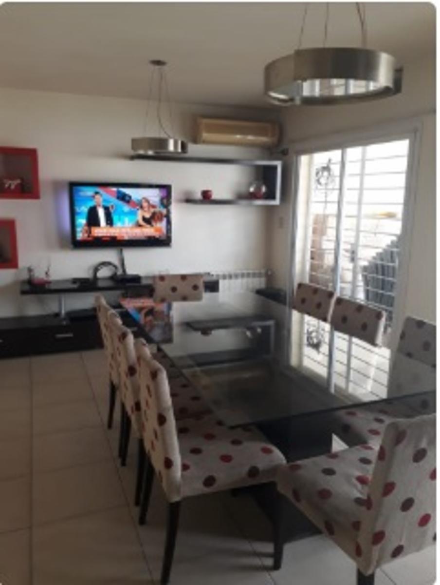 Moderno, comodo y elegante Inmueble en B° Nuevo Poeta Lugones-Dos plantas-3 Dormitorios-Pileta -Galeria con asador u$$230000 — foto 5