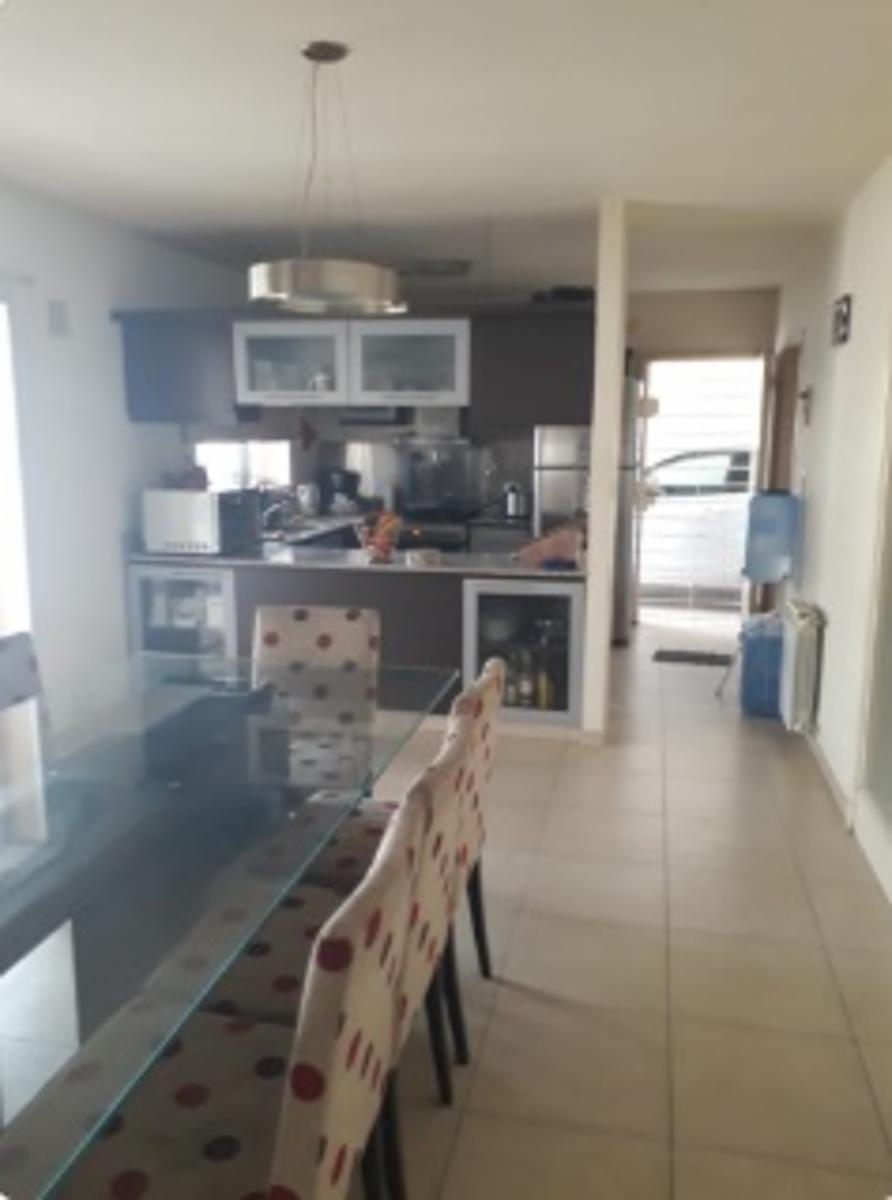 Moderno, comodo y elegante Inmueble en B° Nuevo Poeta Lugones-Dos plantas-3 Dormitorios-Pileta -Galeria con asador u$$230000 — foto 6