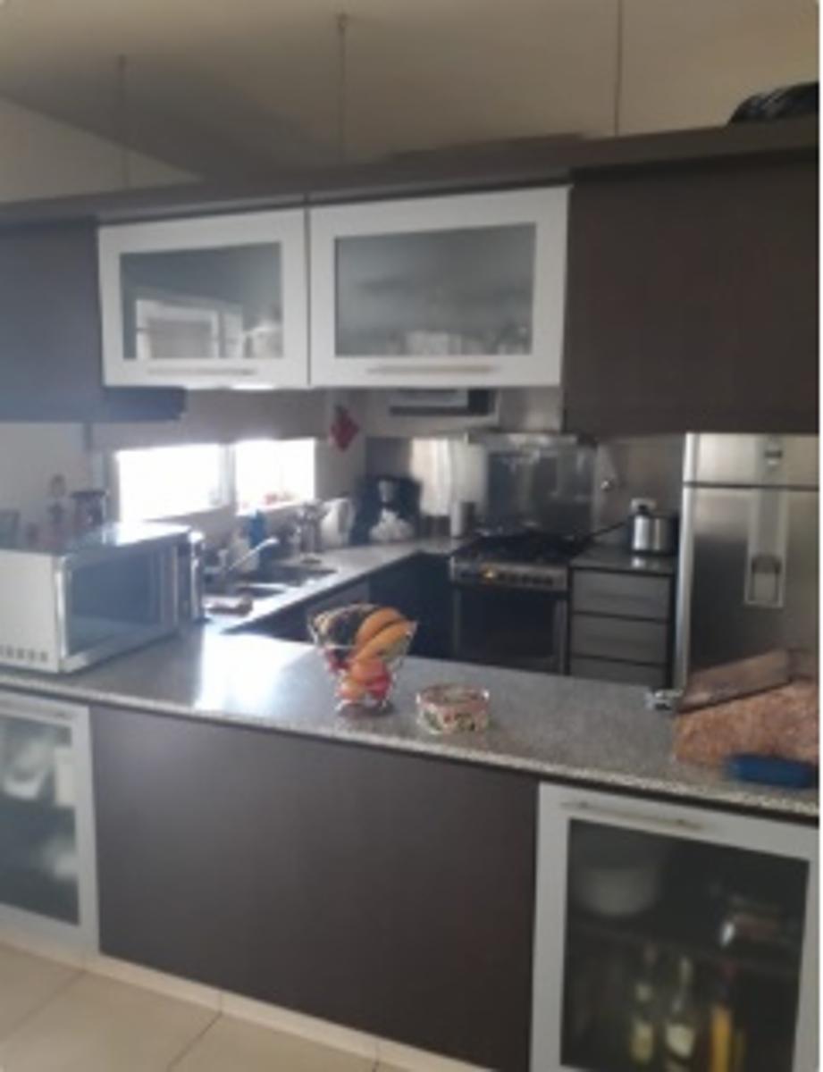 Moderno, comodo y elegante Inmueble en B° Nuevo Poeta Lugones-Dos plantas-3 Dormitorios-Pileta -Galeria con asador u$$230000 — foto 7