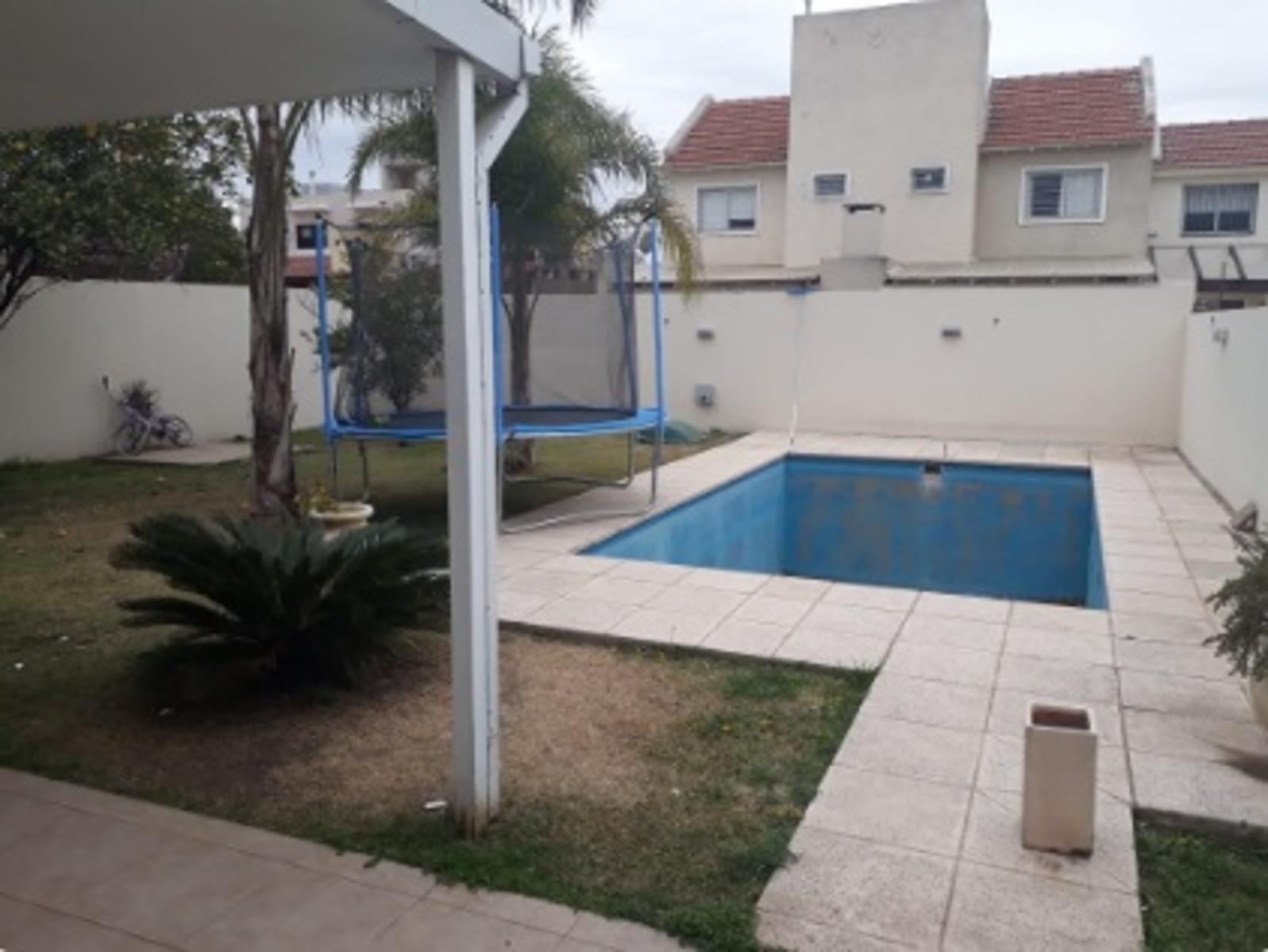 Moderno, comodo y elegante Inmueble en B° Nuevo Poeta Lugones-Dos plantas-3 Dormitorios-Pileta -Galeria con asador u$$230000 — foto 8