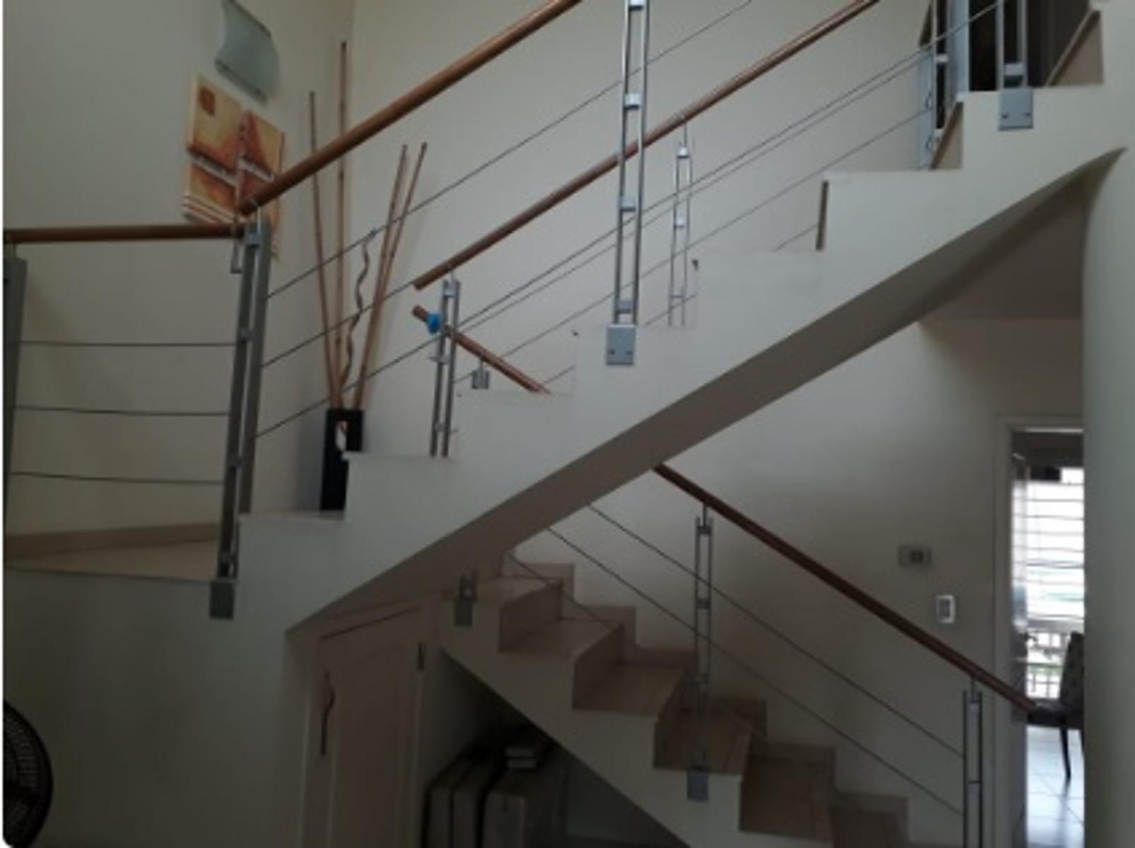 Moderno, comodo y elegante Inmueble en B° Nuevo Poeta Lugones-Dos plantas-3 Dormitorios-Pileta -Galeria con asador u$$230000 — foto 10