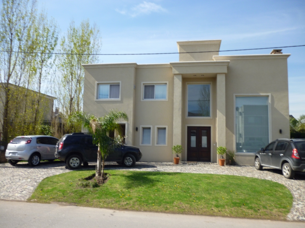Casa 6 amb. en Barrio Cerrado