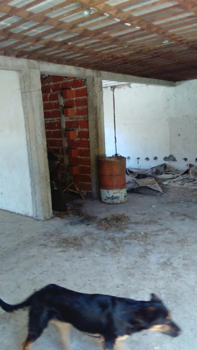 Excelente terreno 12 x 45 con pileta de natación y casa de tres ambientes con estructura de losa a terminar con entrada pasante.