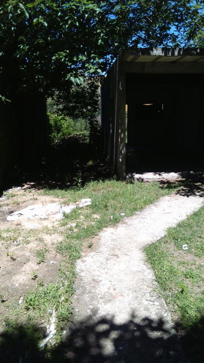Excelente terreno 12 x 45 con pileta de natación y casa de tres ambientes con estructura de losa a terminar con entrada pasante. — foto 3
