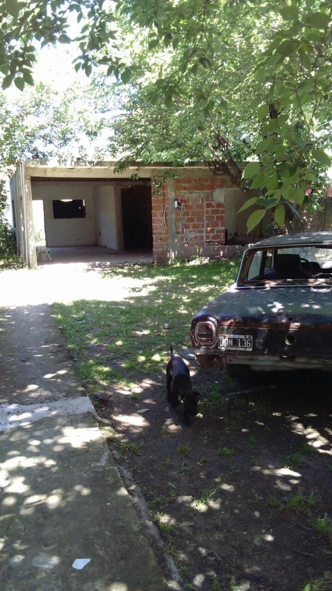 Excelente terreno 12 x 45 con pileta de natación y casa de tres ambientes con estructura de losa a terminar con entrada pasante. — foto 4