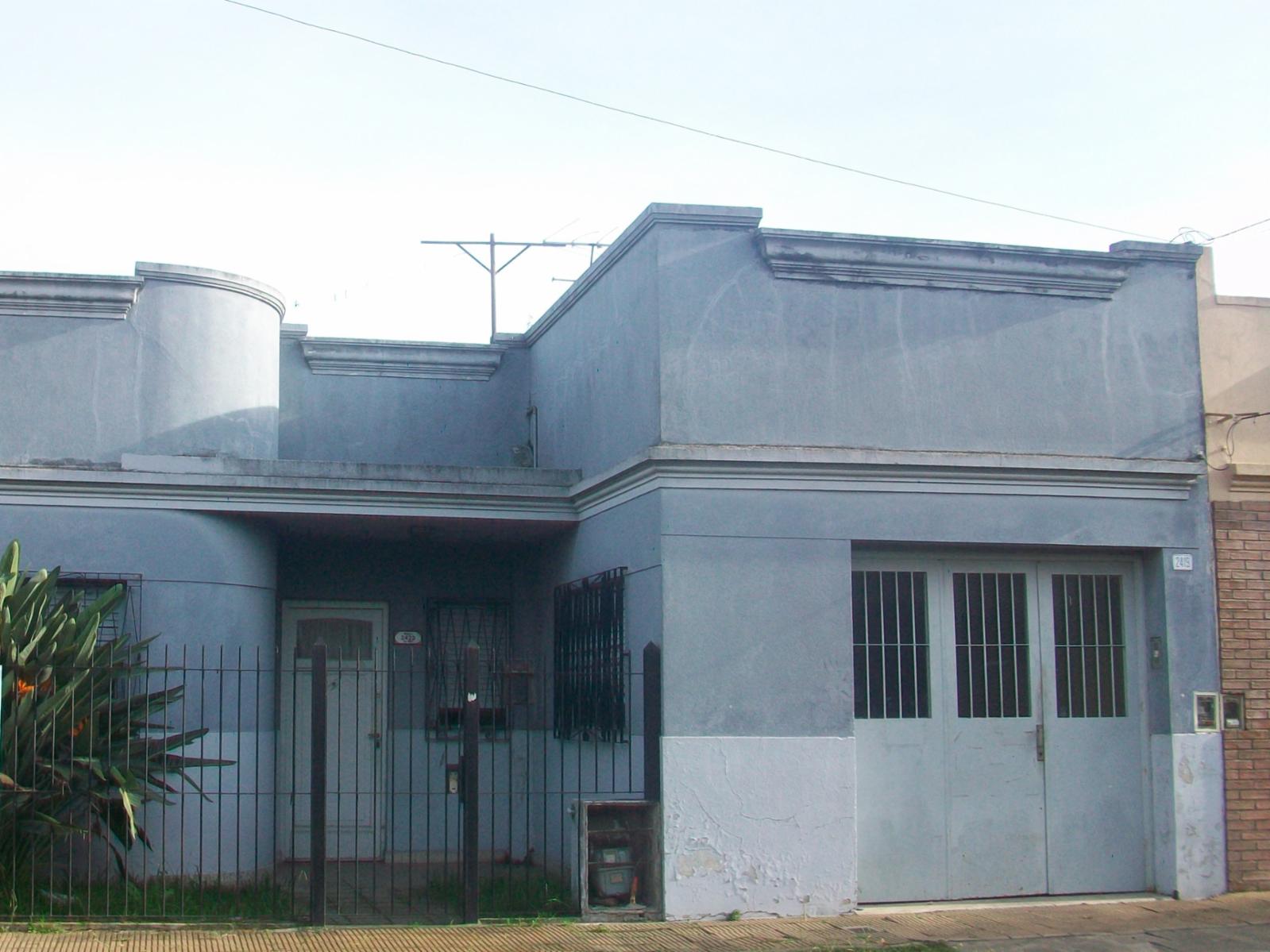 Casa multifamiliar al frente tres ambientes y al fondo cuatro ambientescon garage