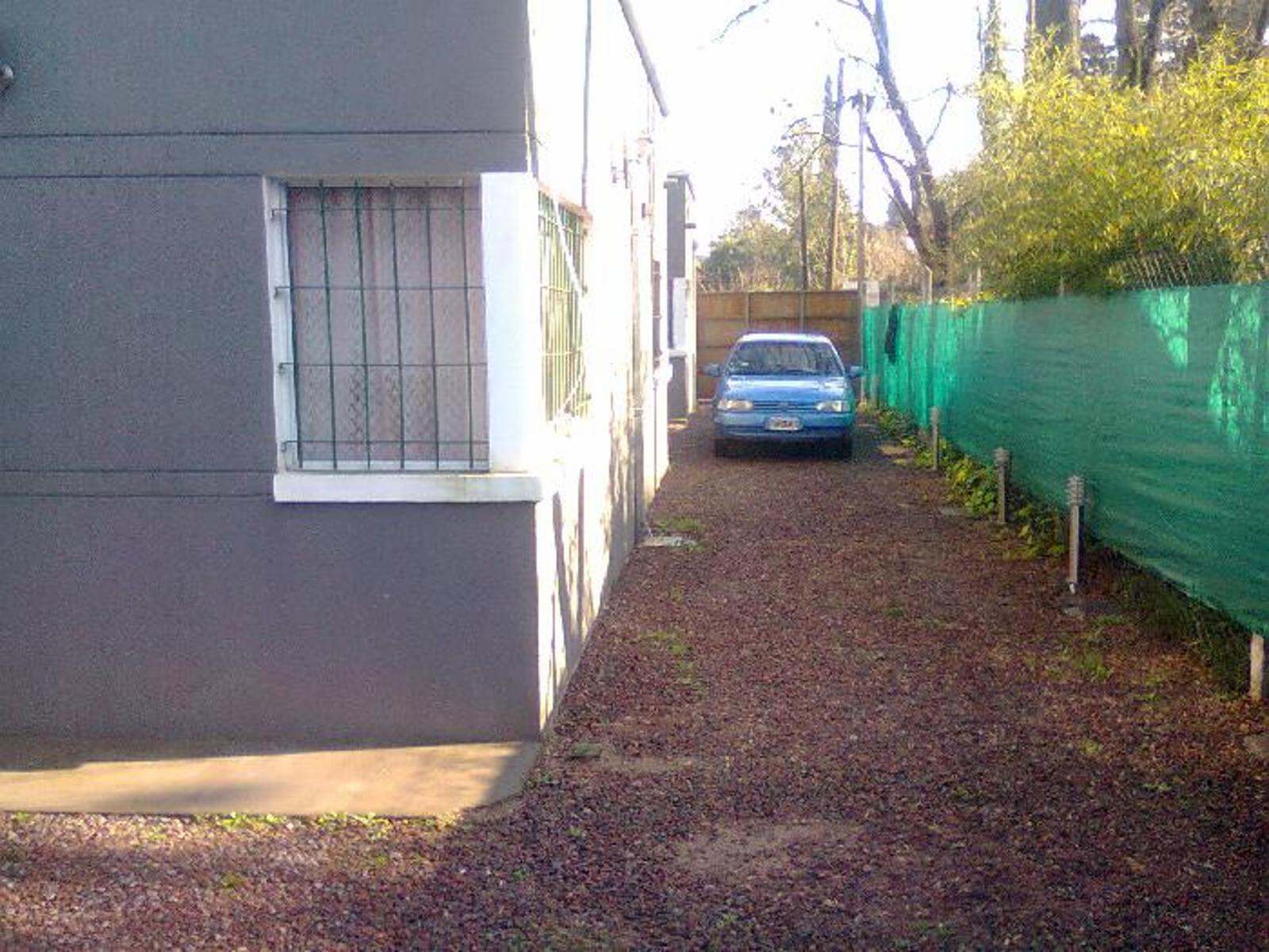 Excelente departamento planta baja contra frente, dos ambientes con entrada de auto.