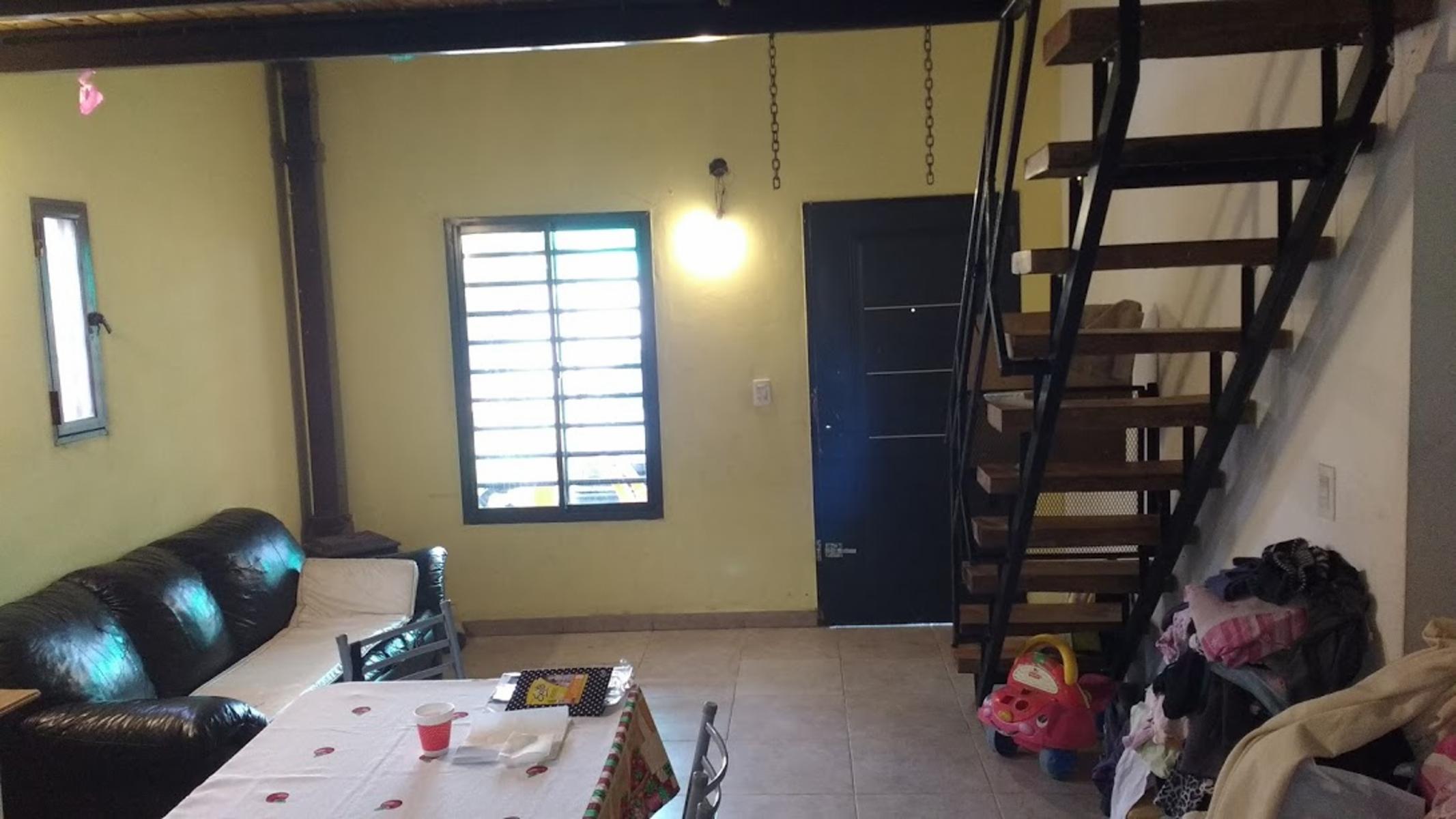 EXCELENTE CASA TRES AMBIENTES EN LOTE DE 10 X 28 CON ENTRADA PASANTE.