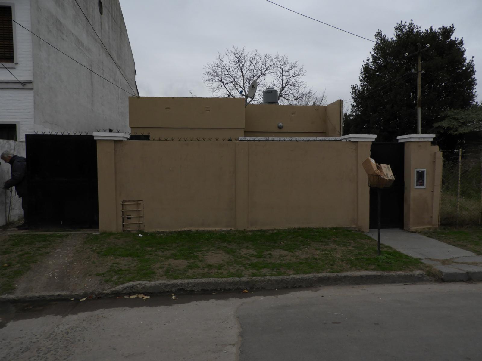 Excelente propiedad multifamiliar dos viviendas independientes con entrada de auto zona céntrica de Garin — foto 2