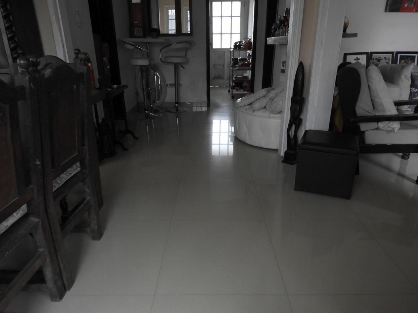 Excelente propiedad multifamiliar dos viviendas independientes con entrada de auto zona céntrica de Garin — foto 4