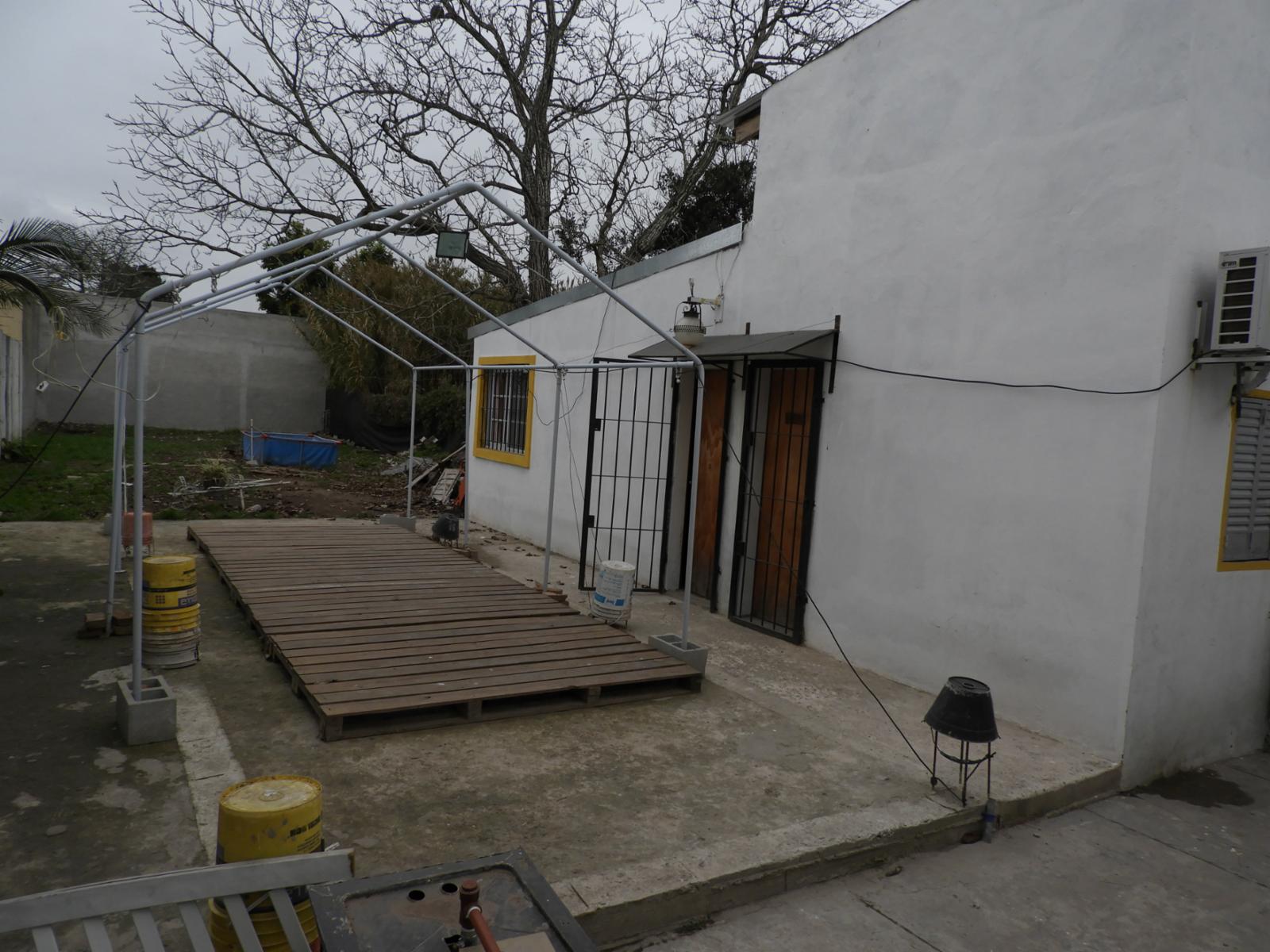 Excelente propiedad multifamiliar dos viviendas independientes con entrada de auto zona céntrica de Garin — foto 8