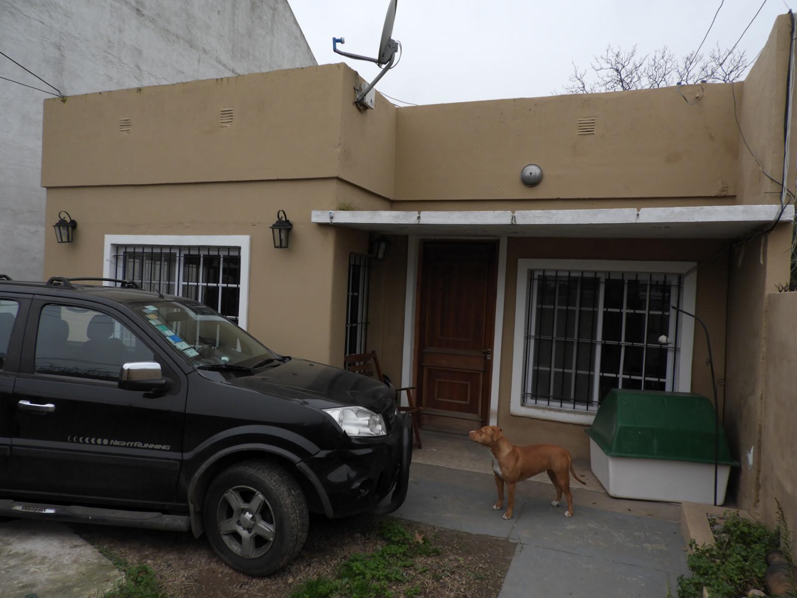 Excelente propiedad multifamiliar dos viviendas independientes con entrada de auto zona céntrica de Garin — foto 9