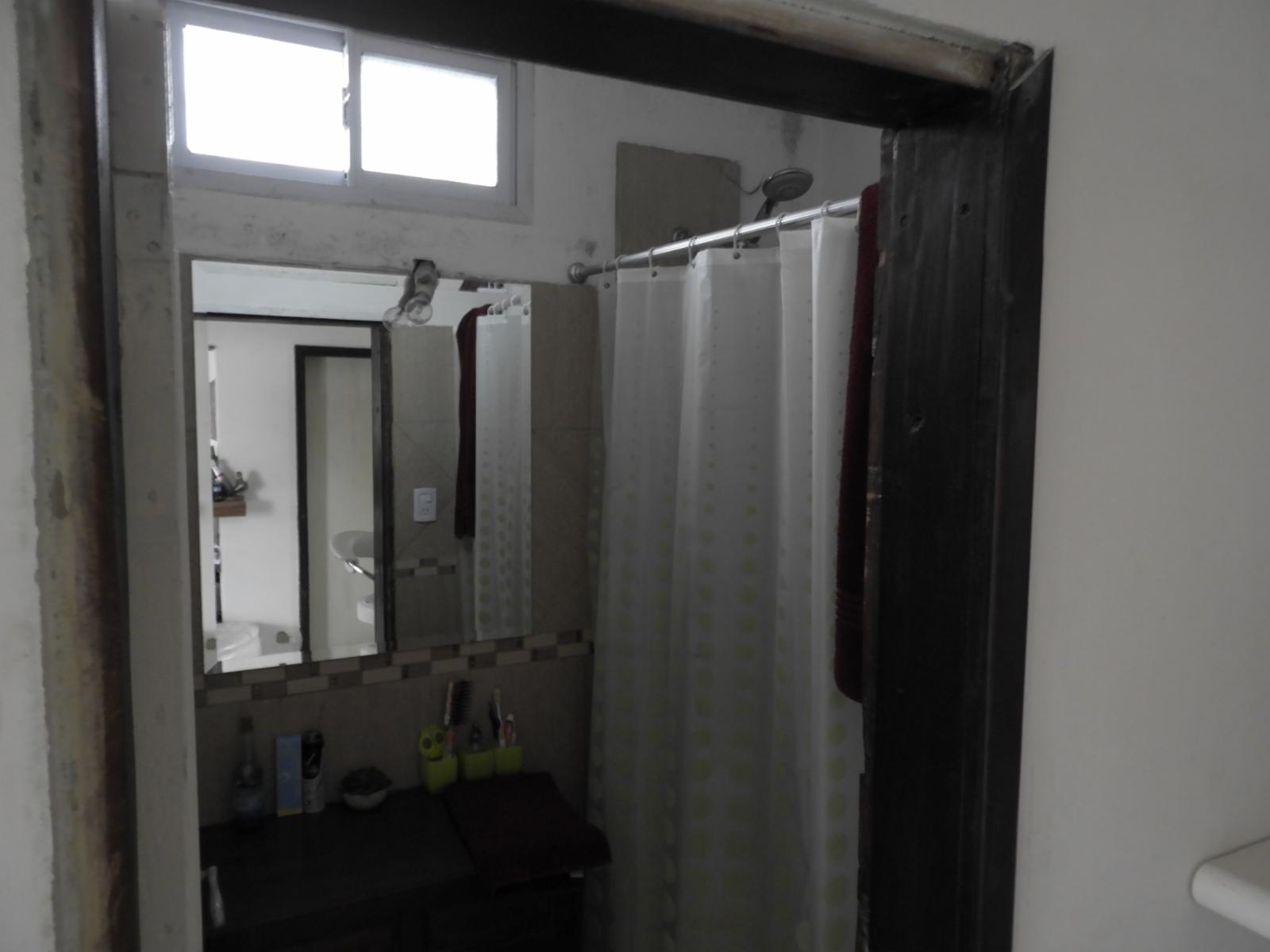 Excelente propiedad multifamiliar dos viviendas independientes con entrada de auto zona céntrica de Garin — foto 10