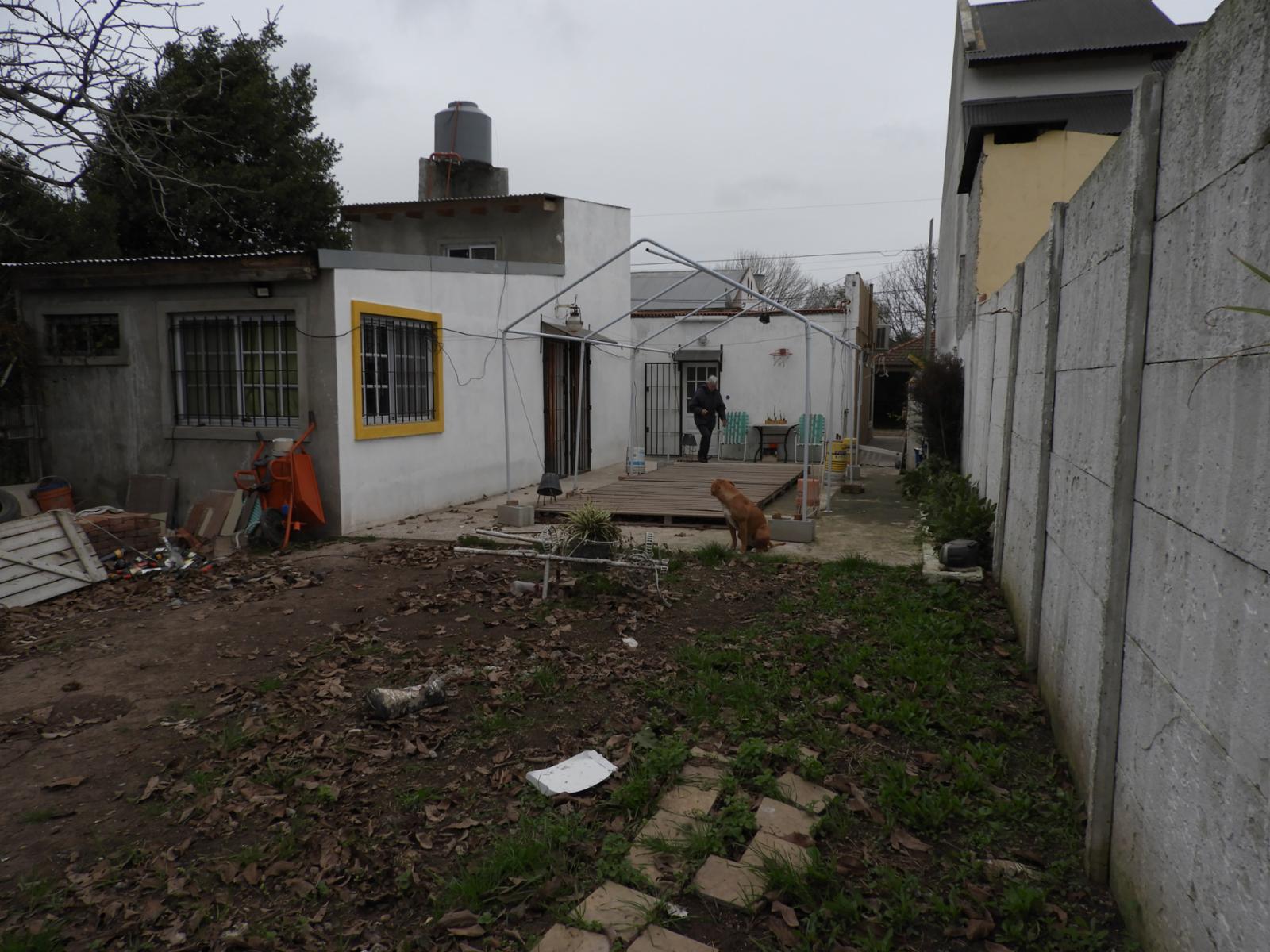 Excelente propiedad multifamiliar dos viviendas independientes con entrada de auto zona céntrica de Garin — foto 12